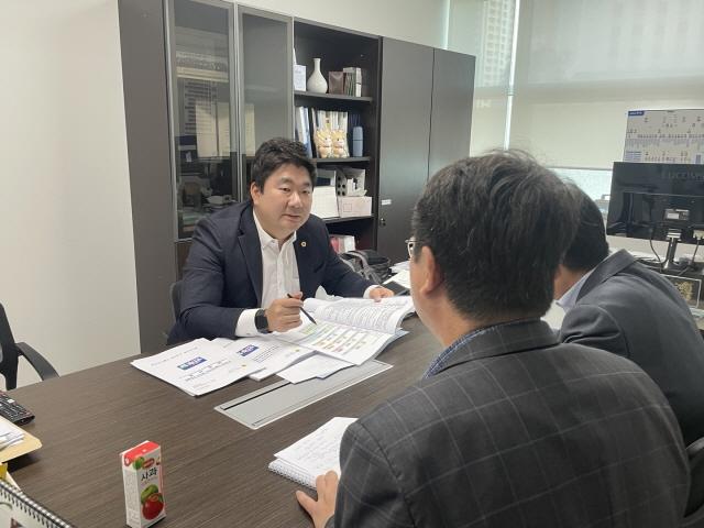 NSP통신-12일 장한별 경기도의회 교육행정위원회 부위원장이 조영민 경기도교육청국제교육원 원장과 국제교육원 부지 이전을 논의하는 모습. (사진 = 경기도의회)