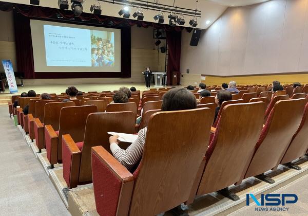 NSP통신-경주시는 지난 12일 청소년수련관 강당에서 가정위탁부모 30여 명을 대상으로 2025년 가정위탁부모 보수교육을 실시했다. (사진 = 경주시)