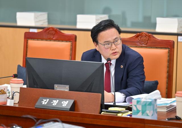 NSP통신-13일 김정영 경기도의원이 미래평생교육국 2024회계연도 경기도 결산심사에서 발언하는 모습. (사진 = 경기도의회)