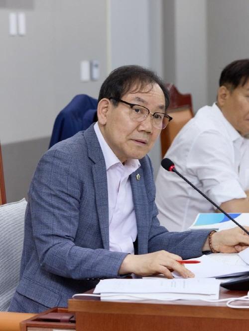 NSP통신-13일 최승용 경기도의원이 도시주택실을 대상으로 2024회계연도 결산 심사를 하는 모습. (사진 = 경기도의회)