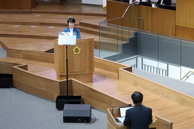 NSP통신-고은정 경기도의회 경제노동위원회 위원장이 김동연 경기도지사를 대상으로 도정질문을 하는 모습. (사진 = 경기도의회)