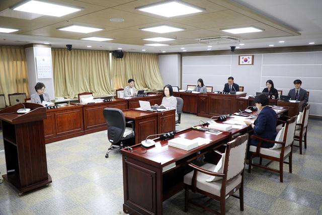 NSP통신-13일 수원시의회 환경안전위원회가 안건 심사를 하고 있다. (사진 = 수원시의회)