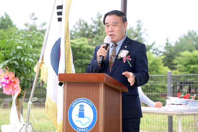 NSP통신-13일 이재식 수원시의회 의장이 수원시그라운드골프협회 권선마중클럽 현판식에서 축사를 하고 있다. (사진 = 수원시의회)