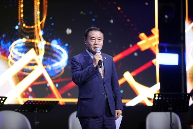 NSP통신-13일 이재식 수원시의회 의장이 2025 새빛 힐링콘서트에서 축사를 하고 있다. (사진 = 수원시의회)