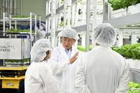 [NSP PHOTO]최훈식 장수군수, 임대형 수직농장 첫 출하 현장 방문