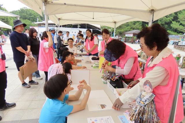 NSP통신-7일 광명시민체육관 대리석광장에서 열린 체험행사에서 아이들이 헌 책 업사이클 체험활동을 하고 있다. (사진 = 광명시)