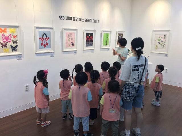 NSP통신-5일 광명시평생학습원에서 열린 전시회 광명은 순환 중에서 유아 대상 해설 프로그램이 진행되고 있다. (사진 = 광명시)