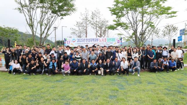 NSP통신-2025년 한국노총 안성지역지부 노사정 등반대회 참석자 기념촬영 모습. (사진 = 안성시)