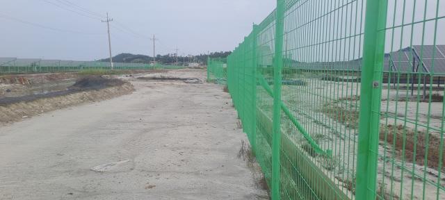 NSP통신-국가등록유산 대동염전 인근 시각적 위압감 가득 1.2지구 태양광발전시설 (사진 = 윤시현 기자)