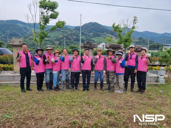 NSP통신-진상면주민자치위원회 정화활동 기념 찰영 (사진 = 광양시청)