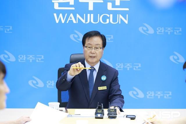 NSP통신-유희태 군수가 16일 군청 브리핑룸에서 기자회견을 열고, 봉동읍 폐기물 소각시설 설치 추진에 대해 강력한 반대 입장을 밝히고 있다.