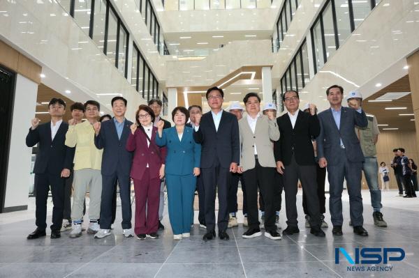 NSP통신-대구시의회 건설교통위원회는 제317회 정례회 기간 중인 16일 대구대표도서관 및 문화공원 조성 사업 현장을 찾아 공사 현황을 점검했다. (사진 = 대구시의회)