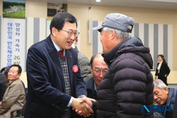 NSP통신-주낙영 경주시장이 어르신과 반갑게 인사하며 어르신 복지 향상을 위한 소통을 이어가고 있다. (사진 = 경주시)