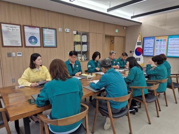 NSP통신-16일 안산교육지원청을 방문한 장윤정 경기도의원이 장마철을 앞두고 관내 교육시설에 대한 철저한 사전 점검과 안전대책을 논의하고 있다. (사진 = 장윤정 의원실)
