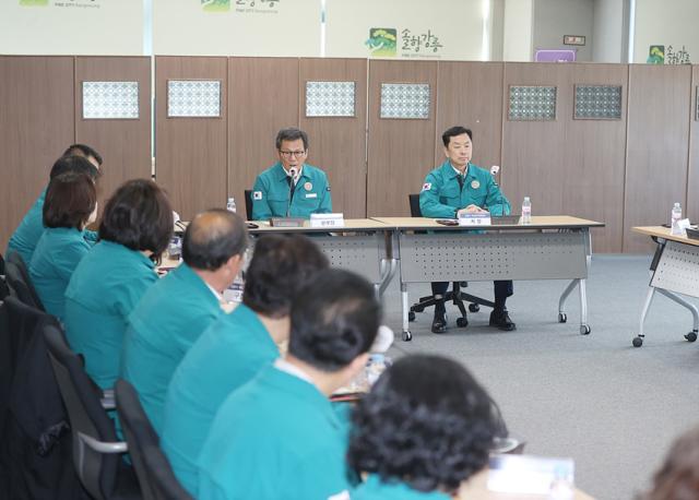 NSP통신-강릉시가 봄철 산불예방·대응 시군 평가 최우수 수상을 받았다. 사진은 김홍규 시장이 산불예방 대책회의를 주재하는 모습. (사진 = 강릉시)