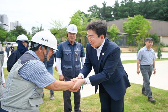 NSP통신-원강수 원주시장이 이동시장실을 운영해 시민들과 소통하는 모습. (사진 = 원주시)
