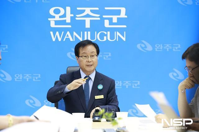 NSP통신-유희태 군수가 16일 군청 브리핑룸에서 기자회견을 갖고 전주시가 일방적으로 상생발전 비전을 발표하는 것에 반대 입장을 표명하고 있다. (사진 = 완주군)