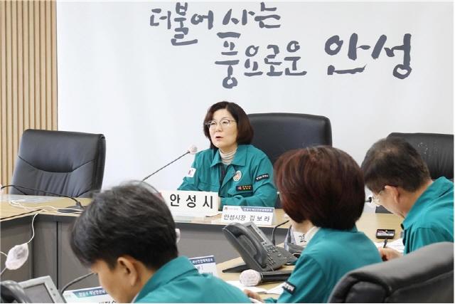 NSP통신-김보라 안성시장이 민관합동 T/F를 구성하고 본격적인 폭염 대응 회의를 주재하고 있다. (사진 = 안성시)