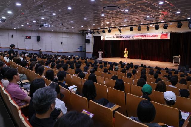 NSP통신-14일 의왕시 평생학습관 3층 공연장에서 이지영 강사가 청소년과 학부모 대상으로 2025년 상반기 청소년 명사특강을 하고 있다. (사진 = 의왕시)