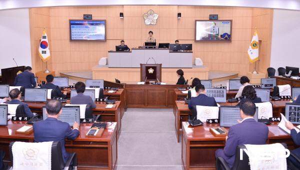 NSP통신-여수시의회가 2024회계연도 결산 및 예비비 지출 승인안을 비롯해 건의안, 조례안, 공유재산관리계획 등 총 27건의 안건이 처리하고 폐회했다. (= 여수시의회)