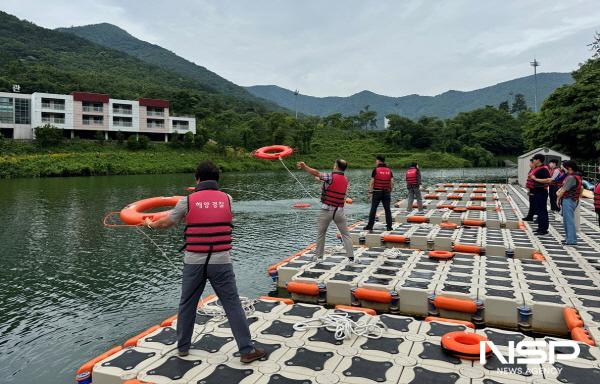 NSP통신-여수시 공무원들이 해양경찰교육원에서 연안구조 및 구조장비 투척술 등 해양 재난 발생 시 초기 대응 절차 등 교육을 받고 있다. (사진 = 여수시)