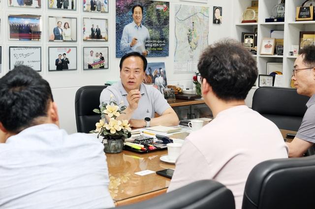 NSP통신-12일 이권재 오산시장(가운데)이 산동탄비대위 간담회에서 발언을 하는 모습. (사진 = 오산시)