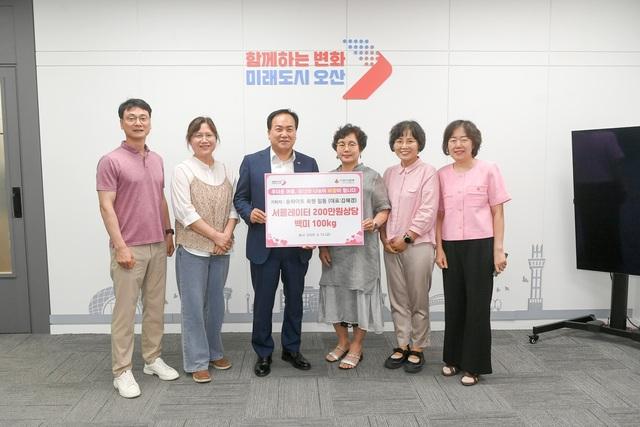 NSP통신-13일 이권재 오산시장(왼쪽 세번째)과 송하아트 관계자들이 성품 전달식에서 기념촬영을 하는 모습. (사진 = 오산시)