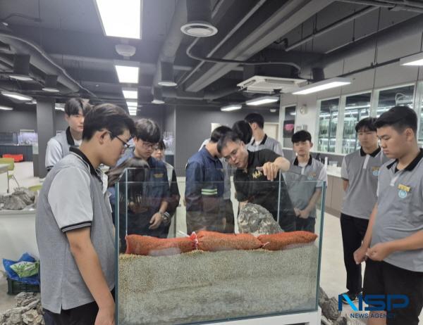 NSP통신-경상북도 내수면관상어비즈니스센터는 16일부터 오는 7월 15일까지 도내 특성화 고등학교(3개소) 고등학생(1~3학년) 73명을 대상으로 전국 지자체로는 처음으로 찾아가는 아쿠아 전문인력양성 교육을 한다. (사진 = 경상북도)