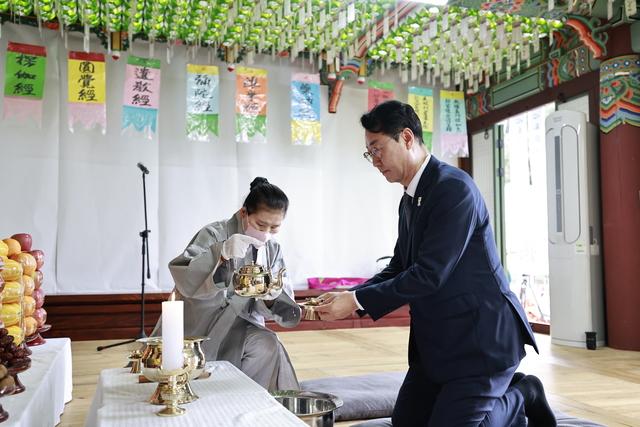 NSP통신-16일 정명근 화성시장(오른쪽)이 용주사 호성전에서 열린 사도세자 추모 263주기 기신제에서 헌다 의식을 하고 있다. (사진 = 화성시)