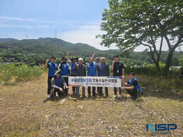 NSP통신-한국농어촌공사 칠곡지사는 16일 수질환경보전회 개최 및 경북 칠곡군 왜관읍 매원저수지에서 EM흙공 던지기 행사를 실시했다. (사진 = 한국농어촌공사 칠곡지사)