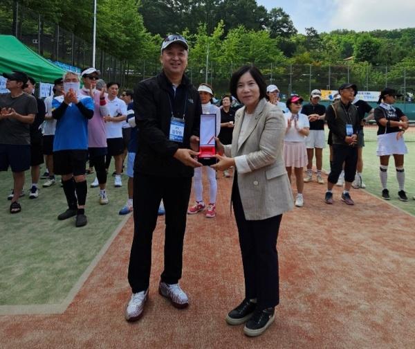 NSP통신-신현녀 용인시의원(오른쪽)이 15일 용인시 동백테니스장에서 열린 2025 동백테니스클럽 정기대회에 참석해 지역 생활체육 발전에 기여한 공로로 감사패를 받았다. (사진 = 신현녀 의원실)