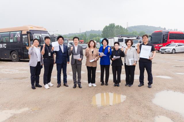 NSP통신-안산시의회 도시환경위원회 위원들이 16일 초지동 대형자동차 임시주차장을 방문해 운영 현황 점검 후 기념촬영을 하고 있다. (사진 = 안산시의회)