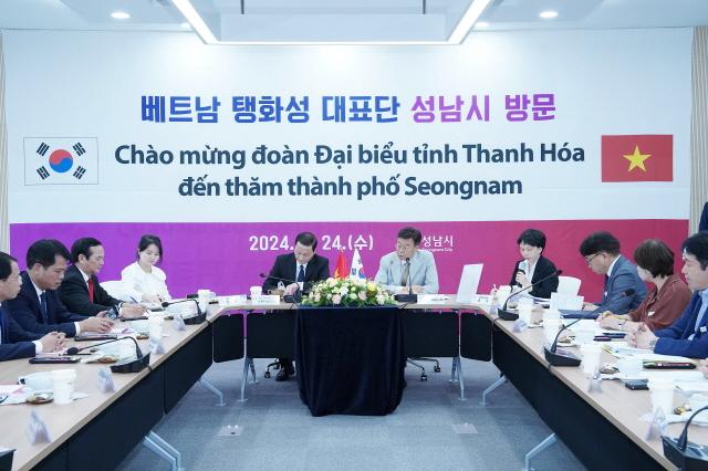 NSP통신-지난해 7월 성남시청 2층 율동관에서 진행한 베트남 타잉화성 대표단 접견 모습. (사진 = 성남시)