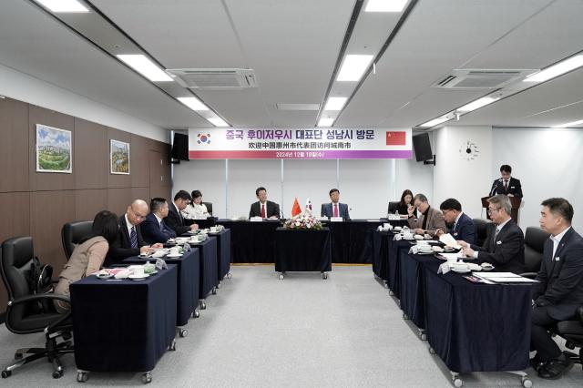 NSP통신-지난해 12월 성남시청 4층 제1회의실에서 진행한 중국 후이저우시 대표단 접견 모습. (사진 = 성남시)