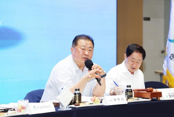 NSP통신-김경일 파주시장(왼쪽)의 발언모습 (사진 = 파주시)