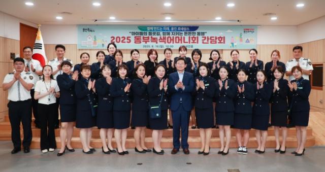 NSP통신-이상일 용인특례시장을 비롯한 동부 녹색어머니회장들이 기념촬영을 하고 있다. (사진 = 용인특례시)