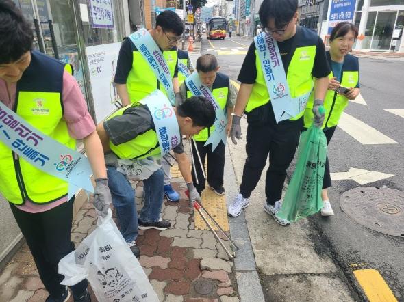 NSP통신-예천군지역사회보장협의체는 17일 예천읍 일원에서 장애인과 비장애인이 함께한 따뜻한 동행 장애 인식개선 캠페인 및 플로깅을 실시했다. (사진 = 예천군)