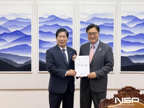 NSP통신-공영민 고흥군수가(왼쪽)가 지난 16일 국비 확보를 위해 우원식 국회의장(오른쪽)과 면담 후 기념사진을 찍고 있다 (사진 = 고흥군)