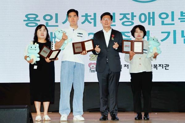NSP통신-용인시처인장애복지관 개관 20주년 기념행사에서 이상일 용인특례시장이 복지관 직원과 이용자들에게 표창 수여 후 기념촬영을 하고 있다. (사진 = 용인특례시)