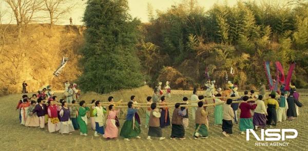 NSP통신-송천달집태우기는 매년 정월 대보름 순천시 월등면 송산마을에서 열리는 민속행사로 대나무와 생솔가지로 만든 달집에 불을 붙여 한 해의 액운을 날리고 풍년을 기원하는 세시풍속이다 (사진 = 순천시)