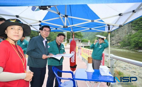 NSP통신-영덕군은 여름철 물놀이 성수기를 앞두고 피서객들의 안전사고를 방지하기 위해 지난 16일 물놀이 관리지역인 영덕읍 오십천, 지품면 오천솔밭, 달산면 옥계계곡과 무지개숲 4곳에 대한 안전 점검을 시행했다. (사진 = 영덕군)