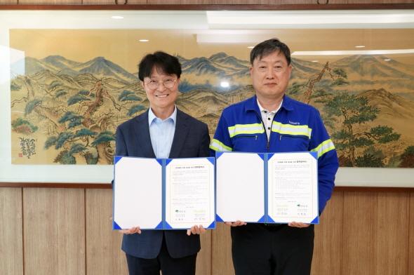 NSP통신-영주시는 지난 16일 노벨리스코리아 영주공장과 함께 지역 청소년의 창의융합 역량 강화를 위한 업무협약(MOU)을 체결했다. (사진 = 영주시)