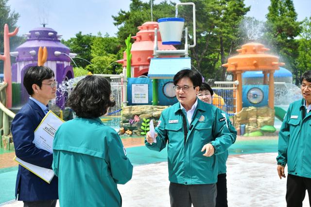 NSP통신-김병수 김포시장이 걸포중앙공원을 방문해 물놀이장 시운전을 점검하고 있는 모습. (사진 = 김포시)