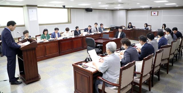 NSP통신-17일 수원시의회 예산결산특별위원회가 예산안 심사를 하고 있다. (사진 = 수원시의회)
