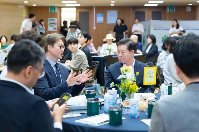 NSP통신-17일 오후 광명시청 대회의실에서 열린 지속가능관광 활성화 방안 모색을 위한 토론회의 좌장을 맡은 이훈 한양대학교 국제관광대학원장(사진 왼쪽)과 박승원 광명시장이 대화를 나누고 있다. (사진 = 광명시)