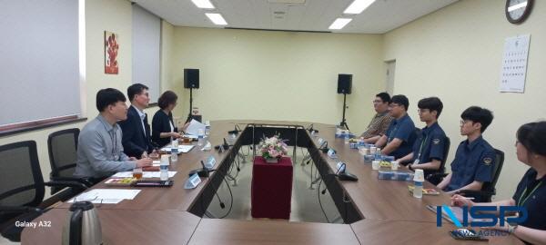 NSP통신-오경준 대구경북지방병무청장은 17일 대구보훈요양원(대구 달성군 소재)을 방문해 김인상 원장과 환담하고 사회복무요원들을 만나 격려했다. (사진 = 대구경북지방병무청)