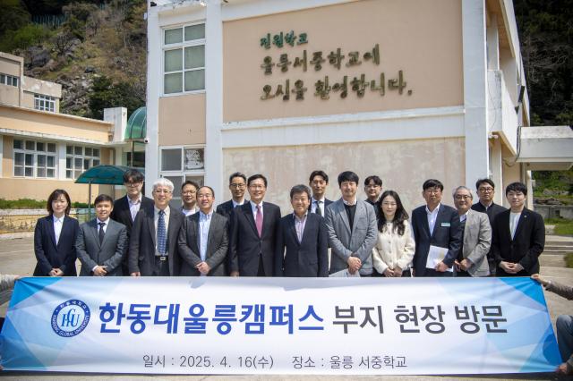 NSP통신-한동대 울릉캠퍼스 예정지인 (구)울릉서중학교 앞에서 울릉군청과 한동대 관계자들이 기념촬영을 하고 있다. (사진 = 울릉군)