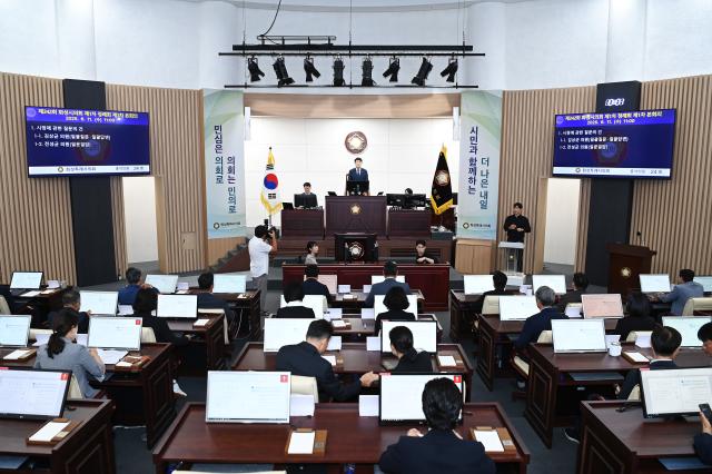 NSP통신-17일 화성시의회 제242회 제1차 본회의가 진행되고 있다. (사진 = 화성시의회)