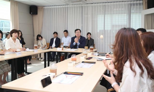 NSP통신-정명근 화성시장(가운데)이 자살예방 핫라인센터를 방문해 상담 직원들의 의견을 듣고 있다. (사진 = 화성시)