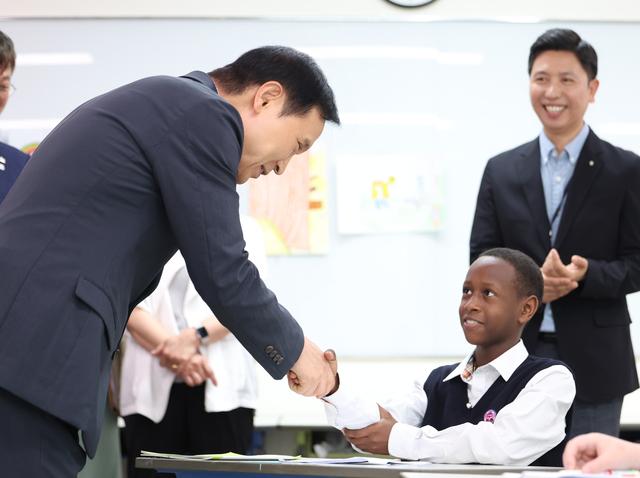NSP통신-17일 임태희 경기도교육감(왼쪽)이 경기한국어랭귀지스쿨에서 학생과 악수를 하고 있다. (사진 = 경기도교육청)